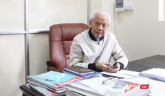 GS. Hồ Ngọc Đại trao đổi với PV VietTimes. Ảnh: Minh Thúy 