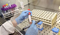 Phòng thí nghiệm chuẩn bị xét nghiệm Coronavirus. Ảnh: EPA-EFE