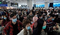 Hành khách tại sân bay ở Trung Quốc. Ảnh: The Straitimes