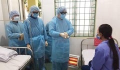 Đoàn làm việc của Bộ Y tế thăm bệnh nhân đang cách ly, điều trị. Ảnh: Lê Hảo