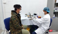 Bác sĩ chăm sóc cho bệnh nhân tại Bệnh viện Bạch Mai. Ảnh: Minh Thúy 