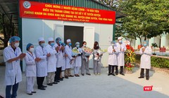 2 bệnh nhân mắc COVID-19 ra viện tại Phòng khám đa khoa Quang Hà (huyện Bình Xuyên, tỉnh Vĩnh Phúc). Ảnh: Tuấn Dũng