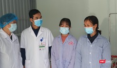 Mẹ và em gái bệnh nhân N.T.D. trở về từ Vũ Hán đã khỏi bệnh và ra viện. Ảnh: Tuấn Dũng 