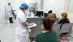 Bác sĩ thăm hỏi bệnh nhân tại Bệnh viện Bạch Mai. Ảnh: Minh Thúy 