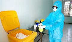 Các loại rác thải y tế tại những nơi cách ly, điều trị bệnh nhân Covid - 19
đều được xử lý bằng dung dịch sát khuẩn trước khi tiêu hủy. Ảnh: Cổng thông tin điện tử tỉnh Vĩnh Phúc