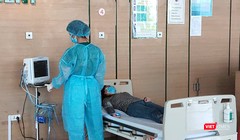 Bác sĩ chăm sóc cho bệnh nhân tại Bệnh viện Bệnh Nhiệt đới Trung ương cơ sở 2. Ảnh: Minh Thúy