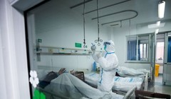 Bác sĩ chăm sóc cho bệnh nhân. Ảnh: The Straitstimes 