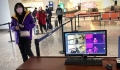 Kiểm tra thân nhiệt tại sân bay. Ảnh: The Straitstimes