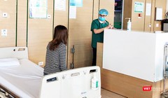 Bác sĩ thăm hỏi tình hình sức khoẻ người dân (Ảnh - Minh Thuý) 