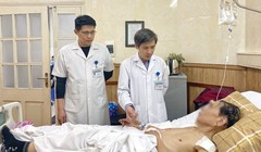 Bác sĩ thăm hỏi sức khỏe bệnh nhân sau mổ. Ảnh: BVCC