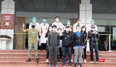 Các bệnh nhân được công bố khỏi bệnh tại Bệnh viện Bệnh Nhiệt đới Trung ương cơ sở 2. Ảnh: Minh Thúy 