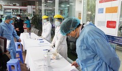 Lãnh đạo Bộ Y tế kiểm tra công tác khám, chữa bệnh tại bệnh viện (Ảnh - Lê Hảo) 