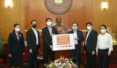 Công ty CapitaLand Việt Nam đã trao tặng Bộ Y tế 40.000 test xét nghiệm virus SARS-CoV-2. Ảnh: Thu Nguyệt