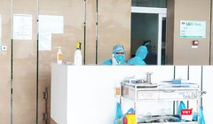 Các bác sĩ tại khoa Cấp cứu, Bệnh viện Bệnh Nhiệt đới Trung ương cơ sở 2. Ảnh: Minh Thúy 