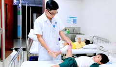 Kỹ thuật viên hướng dẫn bệnh nhi bị bỏng phục hồi chức năng. Ảnh: Trung tâm Sản nhi, Bệnh viện Đa khoa tỉnh Phú Thọ 