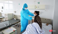 Bác sĩ thăm khám cho 1 bệnh nhân mắc COVID-19 (Ảnh: Hoàng Anh) 