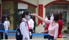 Giáo viên đo nhiệt độ cho học sinh (Ảnh - Minh Thuý) 