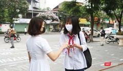 Học sinh khử khuẩn tay trước khi vào lớp (Ảnh - Minh Thuý) 