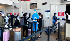 Người dân xếp hàng chờ lên máy bay (Ảnh - BYT) 