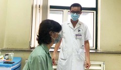 Bác sĩ thăm hỏi tình hình sức khỏe của bệnh nhân. Ảnh: Bệnh viện Hữu Nghị 