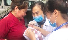 Bé gái chào đời khỏe mạnh trong sự vui mừng của nhân viên y tế tại CDC Hà Nội. Ảnh: Thu Nguyệt 