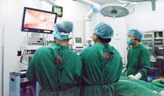 Bác sĩ tại Bệnh viện Nội tiết Trung ương phẫu thuật cho bệnh nhân bị u tủy thượng thận. Ảnh: Bệnh viện Nội tiết Trung ương.