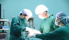 Bác sĩ phẫu thuật cho bệnh nhân có khối bướu giáp khổng lồ. Ảnh: Thúy Quỳnh 