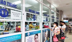 Bệnh nhân chờ lấy thuốc tại Bệnh viện Da liễu Trung ương. (Ảnh: Minh Thúy) 