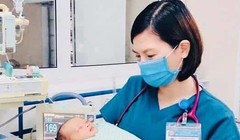 Bác sĩ chăm sóc cho bé sơ sinh 3 ngày tuổi bị bỏ rơi ở hố ga. (Ảnh: Bệnh viện Đa khoa Xanh Pôn)