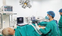 Bệnh nhân suy giãn tĩnh mạch được can thiệp bằng sóng cao tần (Ảnh: Đỗ Nhâm) 