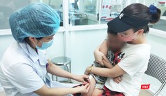 Bác sĩ tiêm vaccine cho trẻ (Ảnh: Minh Thúy) 