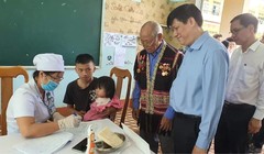 GS. TS. Nguyễn Thanh Long - Quyền Bộ trưởng Bộ Y tế kiểm tra công tác tiêm vaccine phòng, chống bệnh bạch hầu (Ảnh: Vũ Mạnh Cường) 