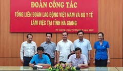 Đoàn công tác của Tổng Liên đoàn Lao động Việt Nam và Bộ Y tế làm việc tại Hà Giang (Ảnh: Thảo Nguyên) 