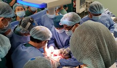 Bác sĩ tiến hành phẫu thuật tách rời cặp song sinh (Ảnh: Bệnh viện Nhi đồng Thành phố) 