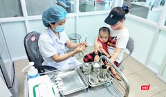 Bác sĩ tiêm vaccine cho trẻ (Ảnh: Minh Thúy) 