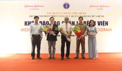 Thứ trưởng Bộ Y tế Nguyễn Trường Sơn khai mạc khóa đào tạo quản lý bệnh viện (Ảnh: Lê Hảo) 