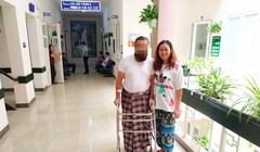 Bệnh nhân đi lại bình thường sau phẫu thuật (Ảnh: Bệnh viện Hữu nghị Việt Đức)
