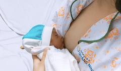 Bé sinh non 29 tuần tuổi đang bú mẹ trực tiếp sau thời gian sử dụng sữa từ ngân hàng sữa mẹ Quảng Ninh. (Ảnh: Bệnh viện Sản Nhi Quảng Ninh)