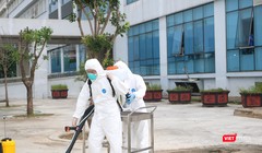 Nhân viên y tế chuẩn bị phun khử khuẩn (Ảnh - Minh Thuý) 