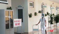 Nhân viên y tế làm việc trong khu cách ly ở bệnh viện (Ảnh - Minh Thuý) 