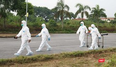 Nhân viên y tế chuẩn bị phun khử khuẩn phòng COVID-19 (Ảnh - Minh Thuý) 