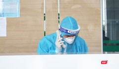 Bác sĩ trực cấp cứu ở bệnh viện (Ảnh - Minh Thuý) 