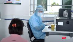 Nhân viên y tế thăm hỏi tình hình sức khoẻ bệnh nhân (Ảnh - MT) 