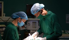 Các bác sĩ phẫu thuật loại bỏ khối u tuyến giáp cho cụ bà 95 tuổi (Ảnh: Thúy Quỳnh) 