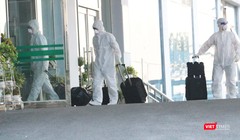 Nhân viên y tế về từ sân bay (Ảnh - Minh Thuý) 