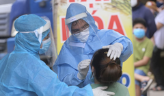 Nhân viên y tế lấy mấu xét nghiệm COVID-19 (Ảnh - BYT) 