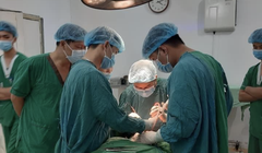 Các bác sĩ phẫu thuật cho bé trai 12 tuổi bị que gỗ đâm xuyên cổ (Ảnh: BVĐK tỉnh Sơn La) 