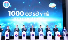 Thủ tướng Nguyễn Xuân Phúc cùng Phó Thủ tướng Vũ Đức Đam, các lãnh đạo của Bộ Y tế ấn nút kết nối 1.000 cơ sở y tế khám, chữa bệnh từ xa (Ảnh: Minh Thúy) 