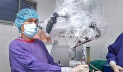 Bác sĩ phẫu thuật cho bệnh nhân tại Bệnh viện Hữu nghị Việt Đức. Ảnh: BVCC