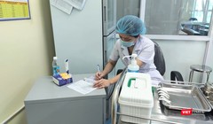 Bác sĩ ghi nhật ký tiêm chủng (Ảnh: Minh Thúy)